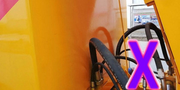 隧道作業(yè)與露天作業(yè)施工場地下，混凝土泵應(yīng)當(dāng)如何確定位置？