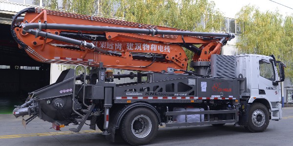 泵車(chē)用于混凝土的輸送，除此以外的用途都是危險(xiǎn)的
