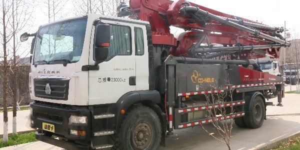 混凝土泵車是靠什么實(shí)現(xiàn)泵送的？