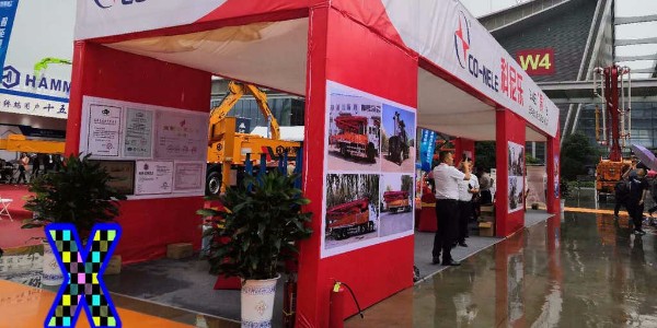 混凝土泵在下斜坡泵送時應當采取哪種措施防止骨料自流導致真空現象？