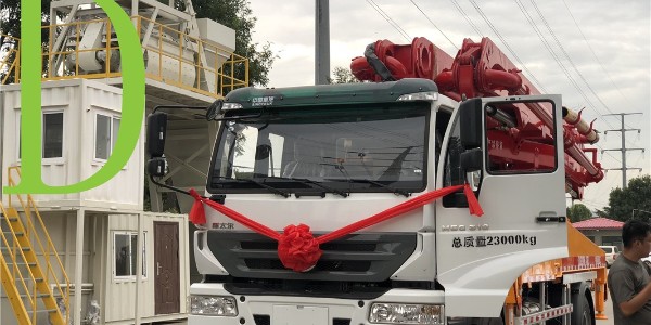 混凝土泵在輸送時，混凝土前管道用什么潤滑?