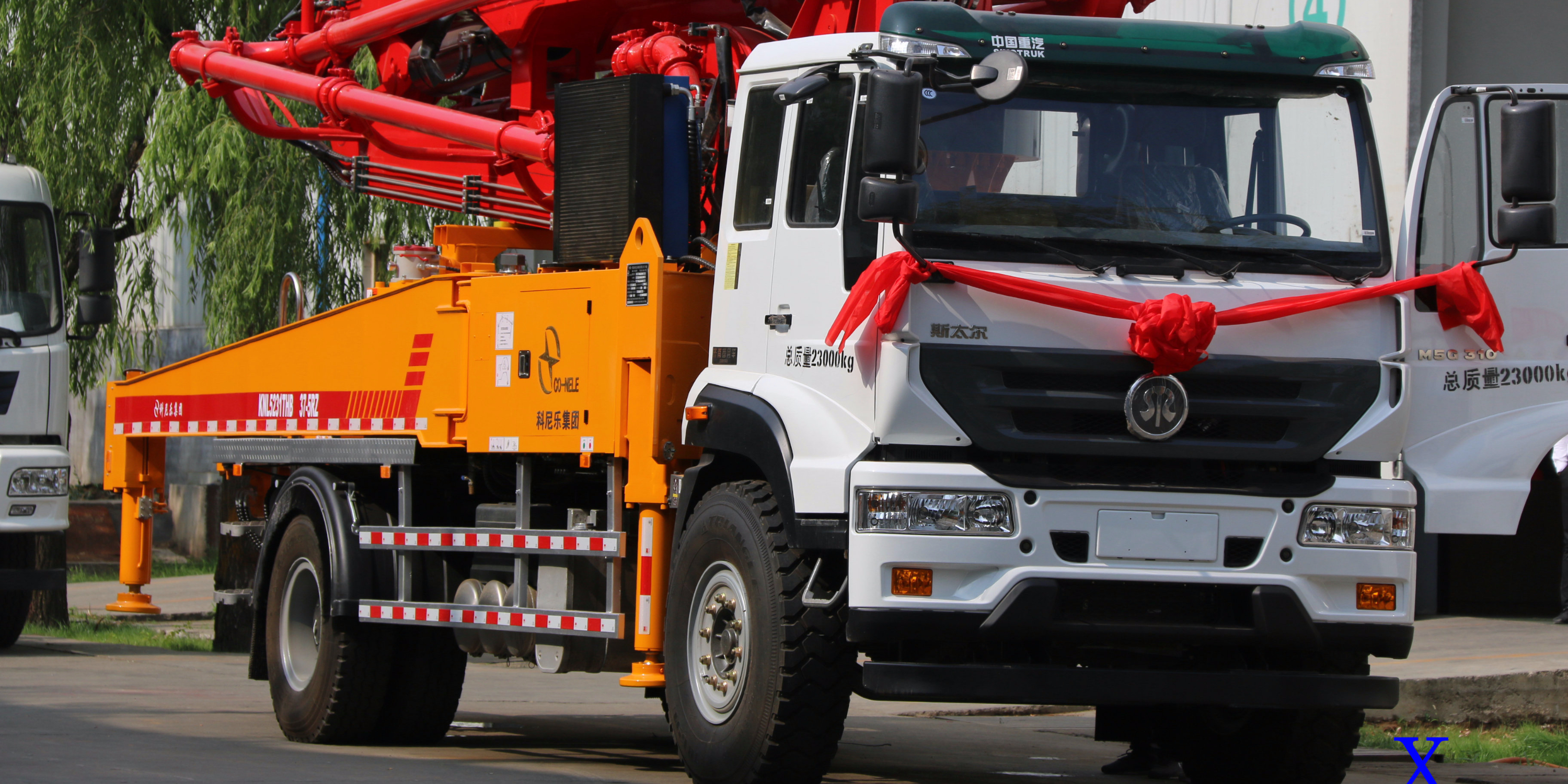 操作小型泵車的臂架，需要注意什么