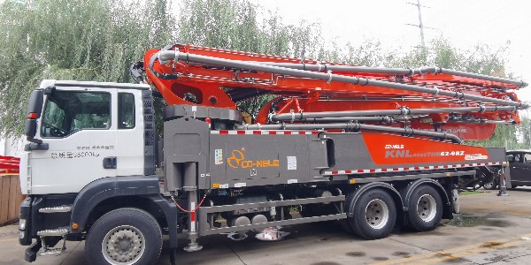 泵車(chē)在展開(kāi)臂架時(shí)要小心